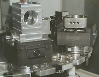The small size of CenterCompact vise is ideally suited for automated workpiece loading. Diverse workpieces can stay clamped in standardized and automatable units as they progress from machine to machine.